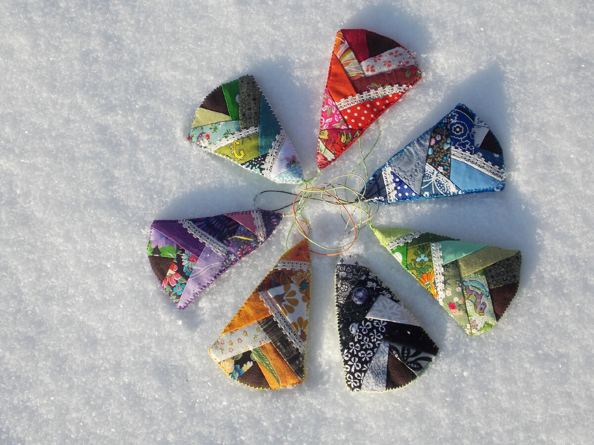 Лоскутные ёлочки-подвески, работа и фото автора. 
