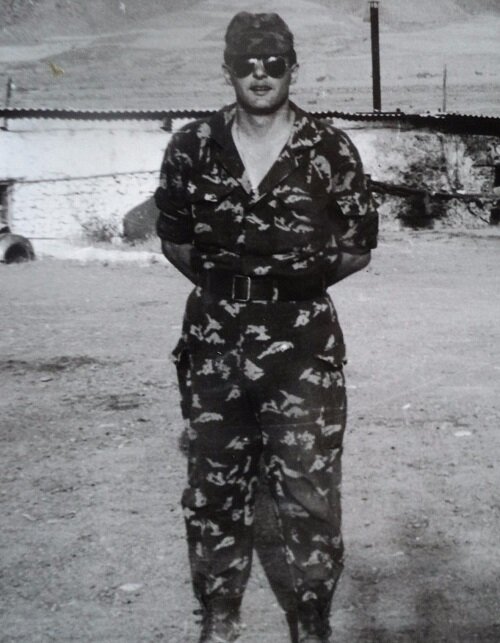 Автор вот в таком же костюмчике. В тех же краях. Только уже  летом 1995 года