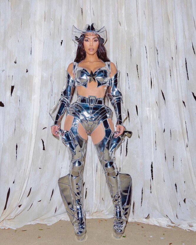 Ким Кардашьян,@kimkardashian