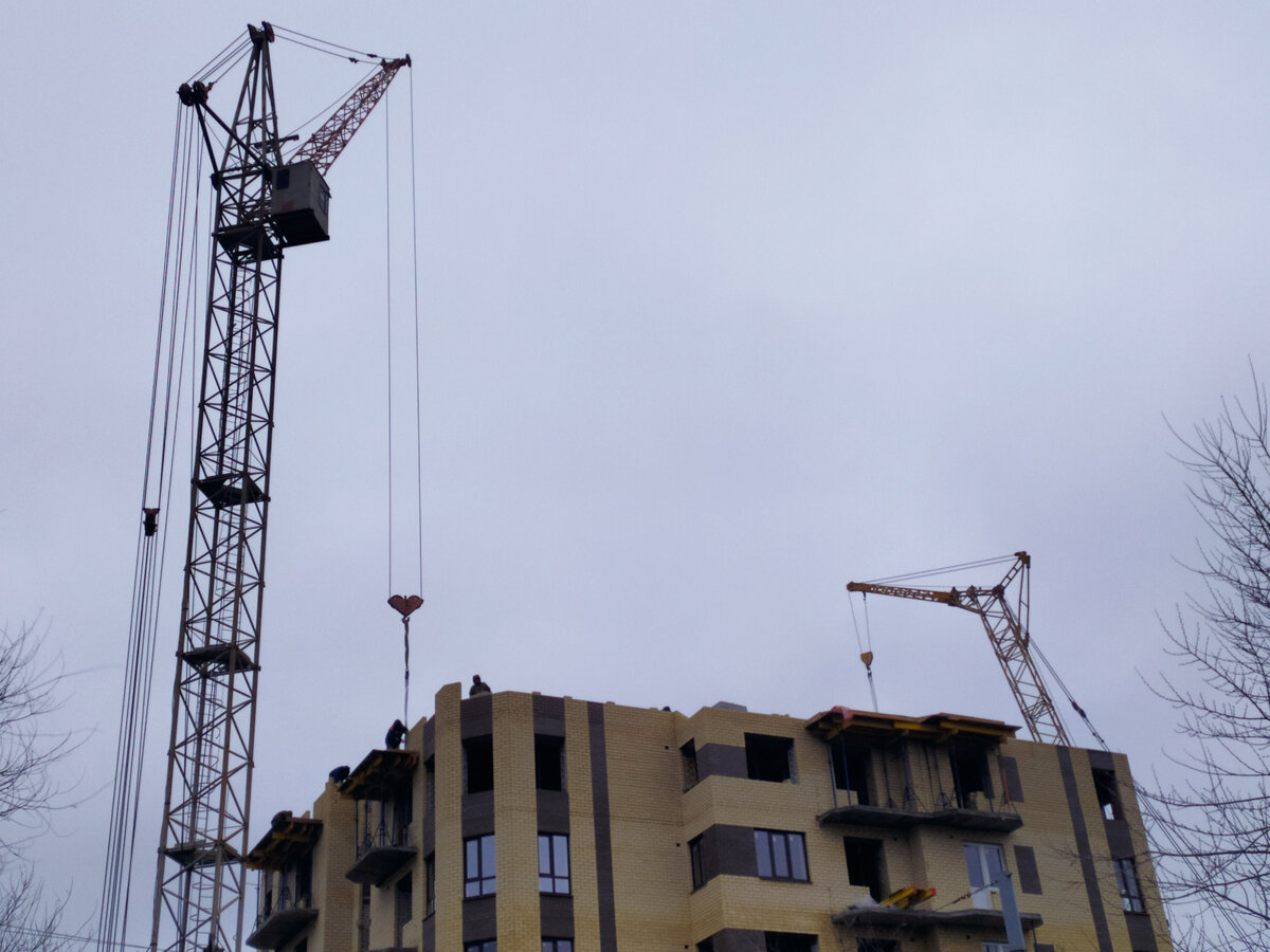 Башенный кран на стройке