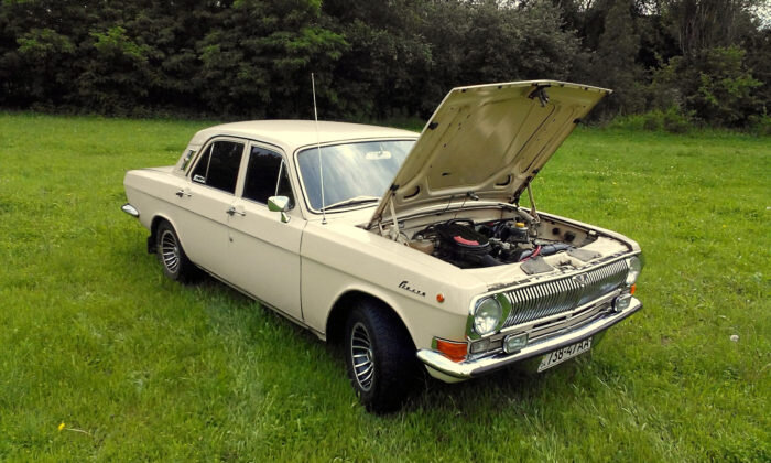 ГАЗ-24 «Волга» с открытым капотом.