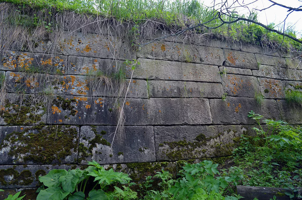 Сели на урале. Село Чусовое полигональная кладка. Мегалитическая кладка Чусовое. Село Чусовое каменная стена. Село Чусовое мегалиты.