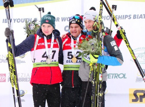 На фото в центре