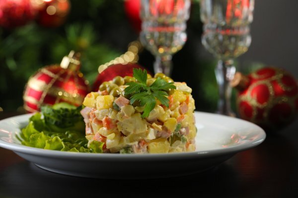 Для салата нам понадобятся: 
🎄Колбаса вареная (лично я взяла карбонат) 300 гр 
🎄Картофель 4 шт 
🎄Огурцы маринованные (корнишоны) 7-8 шт 
🎄Морковь 1 шт 
🎄Яйцо куриное 3-4 шт
🎄Горошек консервированый 5 ст.л
🎄Майонез 4 ст.л
🎄Сметана 3 ст.л (по желанию)
🎄Соль                                                                                                            ГОТОВИМ:                                                                           Яйца отвариваем вкрутую 
Картофель и морковь ставим в микроволновку на 8-10 минут 
Нарезаем все ингредиенты кубиком смешиваем все в одной миске солим добавляем горошек перемешиваем 
Сметану смешиваем с майонезм и отправляем в салат хорошенько все перемешиваем.    Порционно раскалываем и подаём к столу🍽
