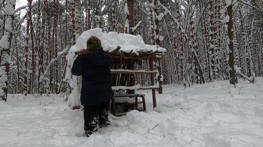 Добрались до лачуги в тайге - нужно откапать и подготовить к установке печки