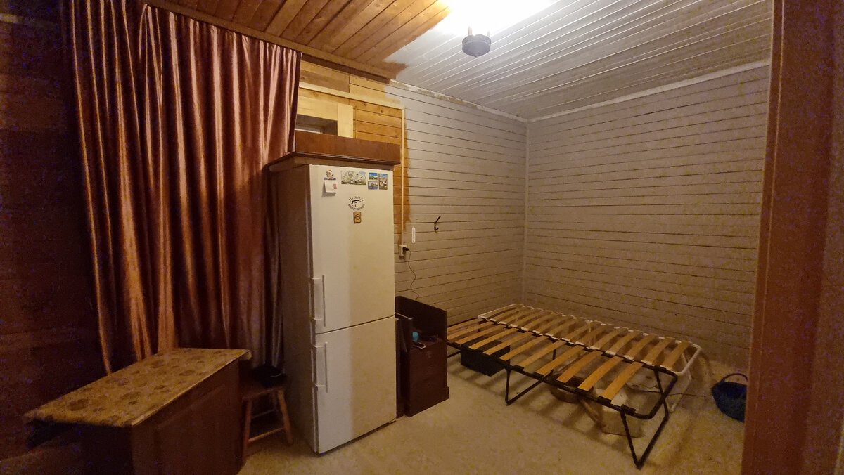 Так как мы живем в стройке почти два года, то не покупали новую мебель. А старую разобрали когда меняли полы. Разобранная кровать стоит в сарае. Собрать так руки и не дошли. Все думали, что вот-вот ремонт начнем. Спим два года на раскладушках.