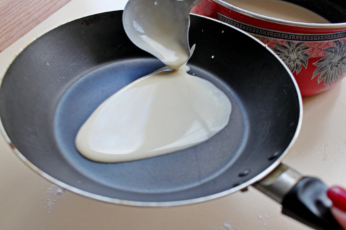 добавляют в блины уксус. гашение соды. гашеная сода в тесто. взбивает тесто. блины:простокваша, яйца, растительное масло, сода.