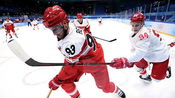    Российский спортсмен, член сборной России (команда ОКР) Кирилл Семёнов и спортсмен сборной Дании Петер Регин (слева) © РИА Новости / Алексей Филиппов