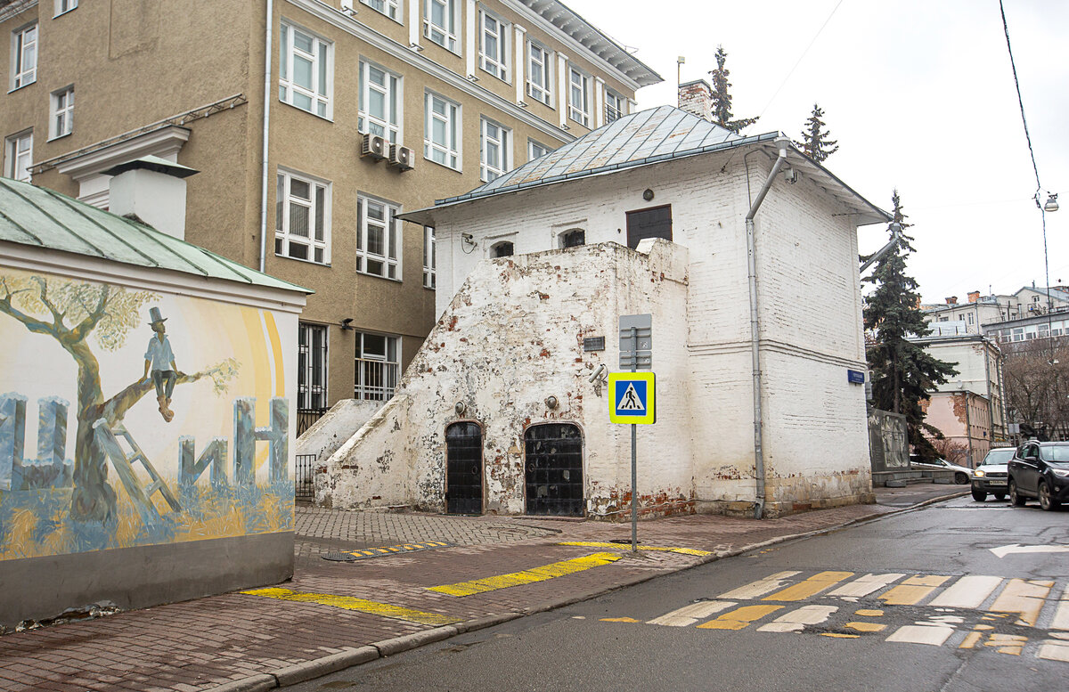 Жилые боярские палаты 17 века, которыми по московской легенде могли владеть родственники Малюты Скуратова. Москва, Чертольский переулок. Фото автора статьи 