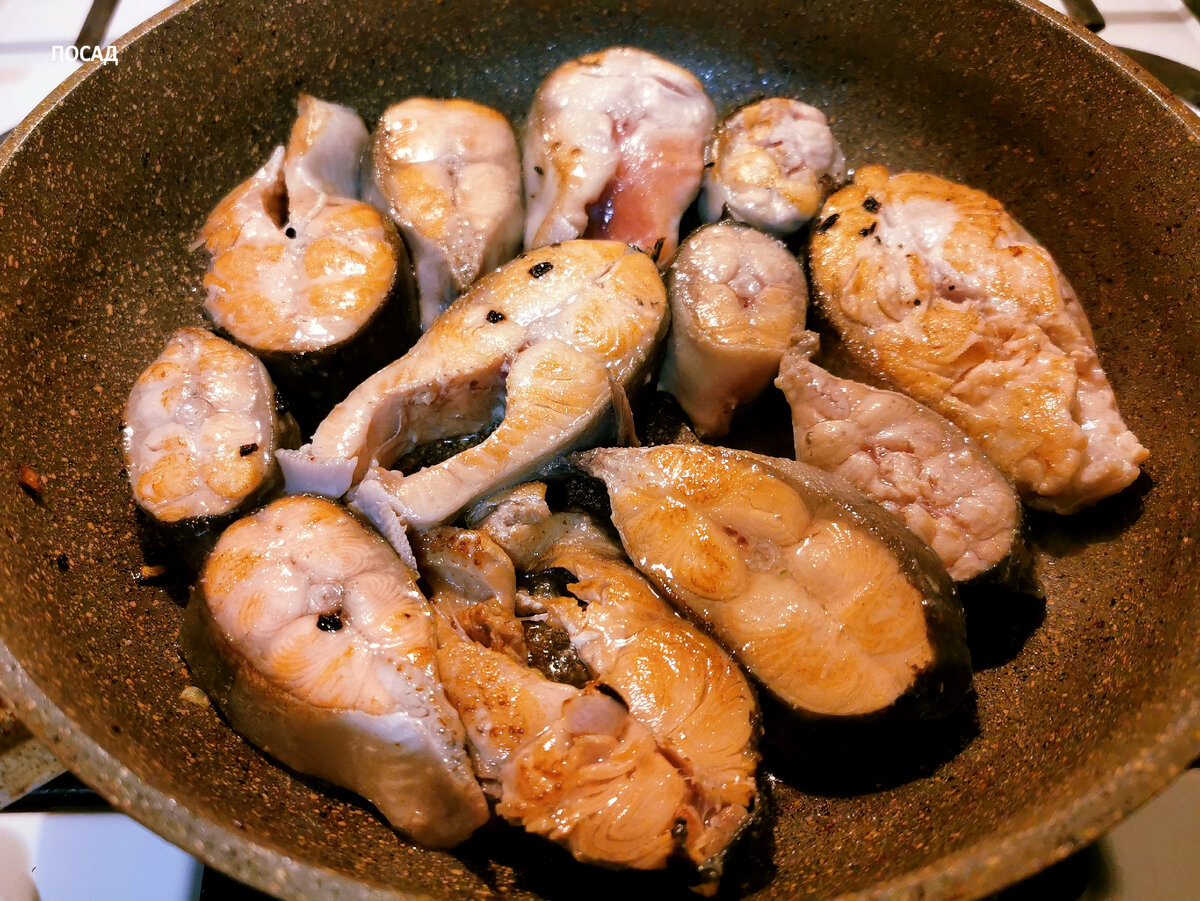 Слегка обжарим рыбку. Она должна занимать весь объём сковородки.