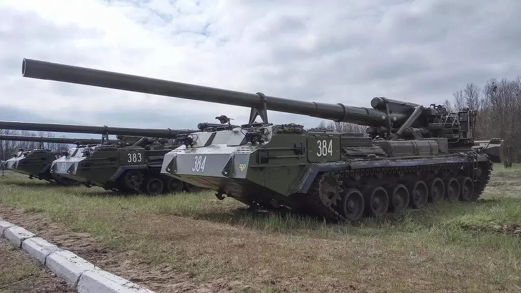    САУ 2С7 Пион. Прежде они занимали нишу особо дальнобойной артиллерии (далее 40 км), но в наши дни современные боеприпасы позволяют пользоваться более лёгкими и простыми системами