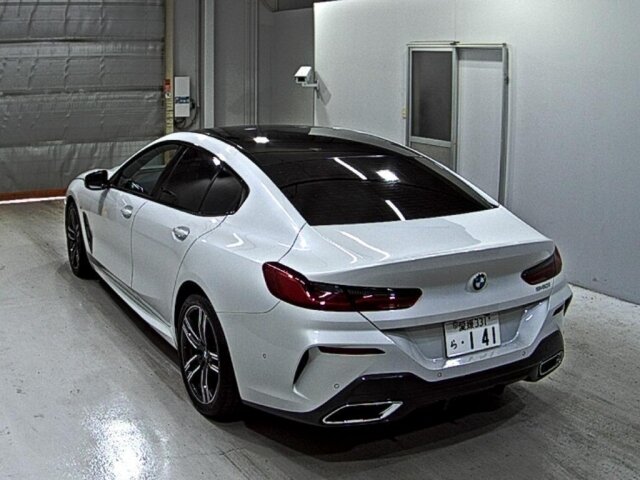 BMW 8 серии. Данный экземпляр с трёхлитровым бензиновым двигателем обошелся бы в России менее чем 7,8 млн рублей. Автомобиль 2020 года выпуска, 7 тыс км пробега