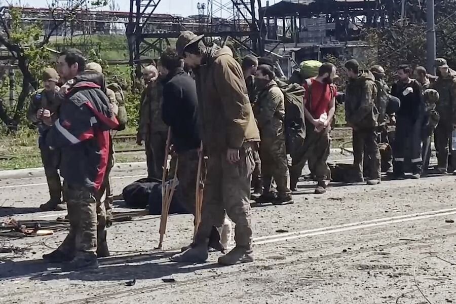 Покалеченные, помятые и обветшалые "герои", сдающиеся в плен - не самая мотивирующая картина. Однако действия Киева, попытавшегося в очередной раз выдать зраду за перемогу, могут в этот раз иметь далеко идущие последствия, весьма безрадостные для режима Зеленского. Фото из открытого источника.