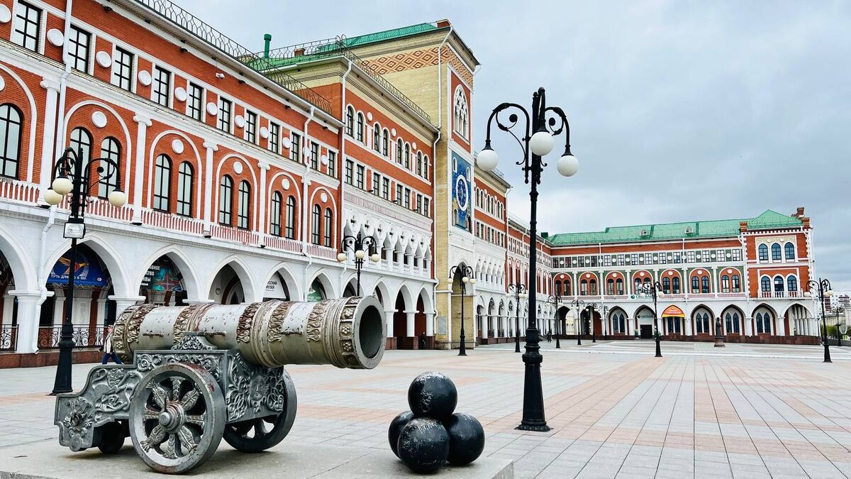 Площадь Оболенского-Ноготкова и Национальная художественная галерея