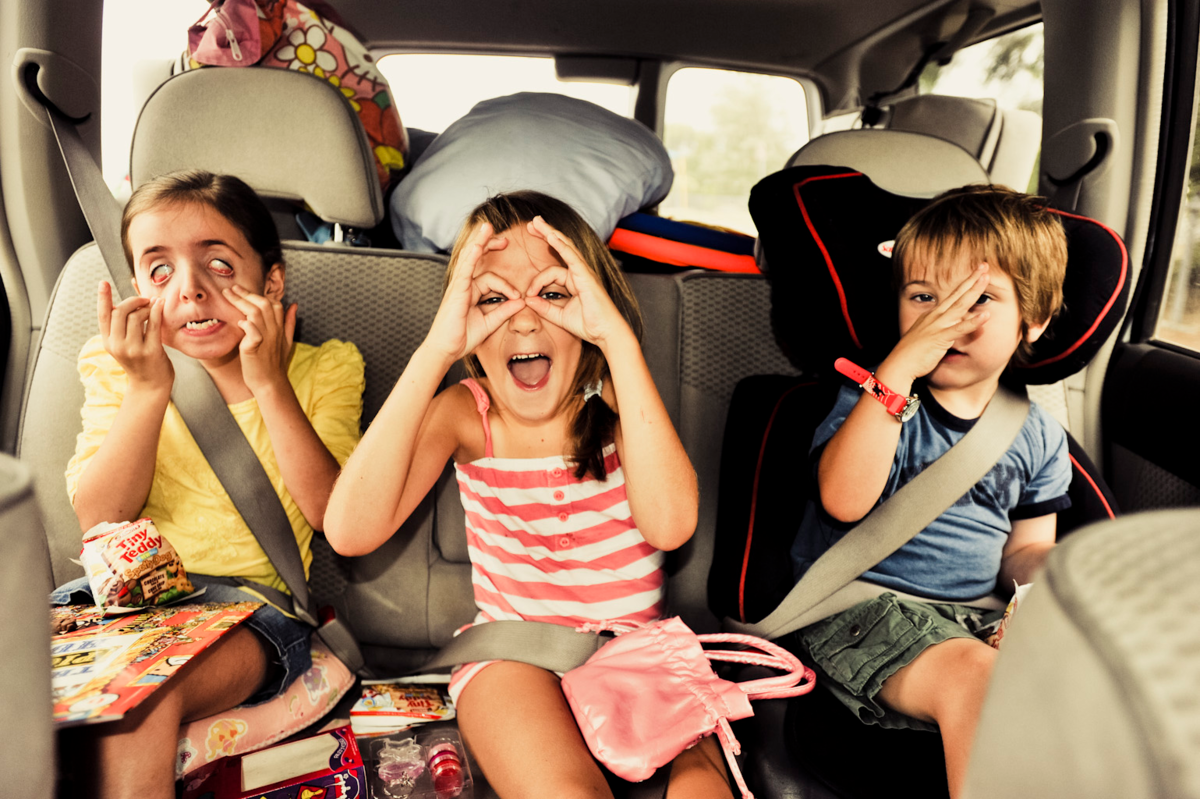 На машине на выходные с детьми. Путешествие на машине с детьми. Поездка с детьми на машине. Машина для детей. Дети путешествуют.