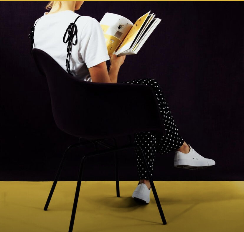 Прокрастинация Склонность человека к постоянному откладыванию важных или неприятных дел. Прокрастинатор прекрасно понимает, что работа ждет (должностные обязанности, хлопоты по дому, учеба и т.д.), но, несмотря на это, игнорирует ее и отвлекается на какие-нибудь #бытовыемелочи и пустяковые занятия.
⠀
Чтобы было вам понятнее, вот явный пример прокрастинации: Студент наконец-то решил приступить к написанию диплома. Включил компьютер, а пока он загружается, пошел налить себе чаю. Вот блин, чай закончился. Пошел в магазин, купил, налил, сел за компьютер. Открыл браузер, текстовый редактор, но перед тем как приступить к поиску информации решает проверить сообщения в социальных сетях, потом проверил электронную почту. О, а что это за ссылку мне прислали, интересно, что там? Вот блин, чай остыл. Пойду покурю и налью горячий. И так может продолжаться #целыйдень.
⠀
Вместо того, чтобы сесть и продуктивно поработать, прокрастинатор обычно оттягивает работу.