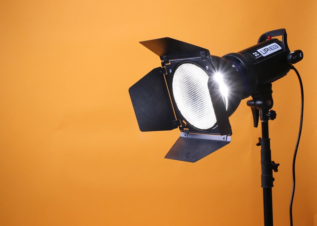    Мощный студийный свет значительно улучшит качество получаемых фотографий, даже если вы фотографируете дома / Автор: Marco Verch / Источник: flickr.com