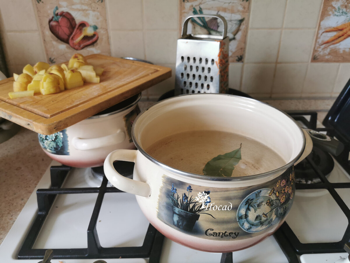 Картошка молодая, шкурка сама слезает!