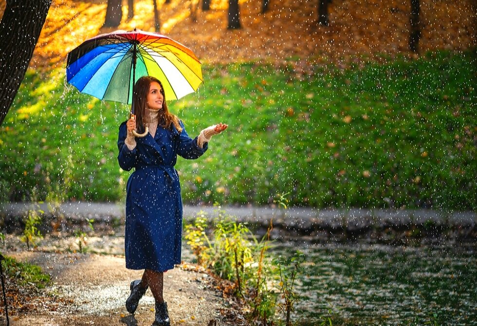 Прогулки под дождем. Очень романтично.