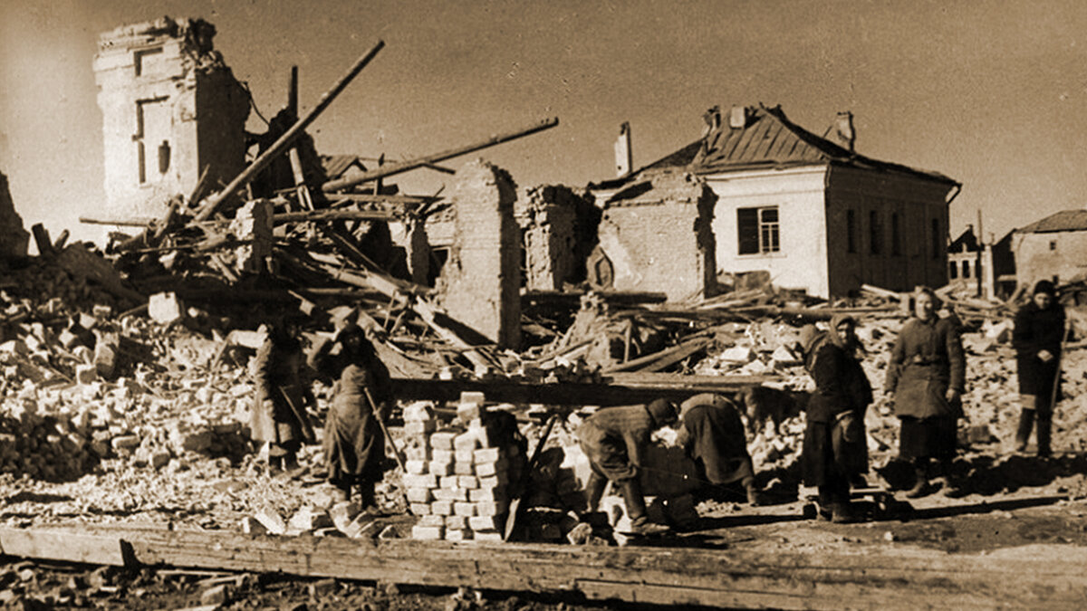 После оккупации. Разрушенный Смоленск 1941. Разрушенный Смоленск 1943. Гжатск 1943. «Смоленщина в годы оккупации 1941-1943»..