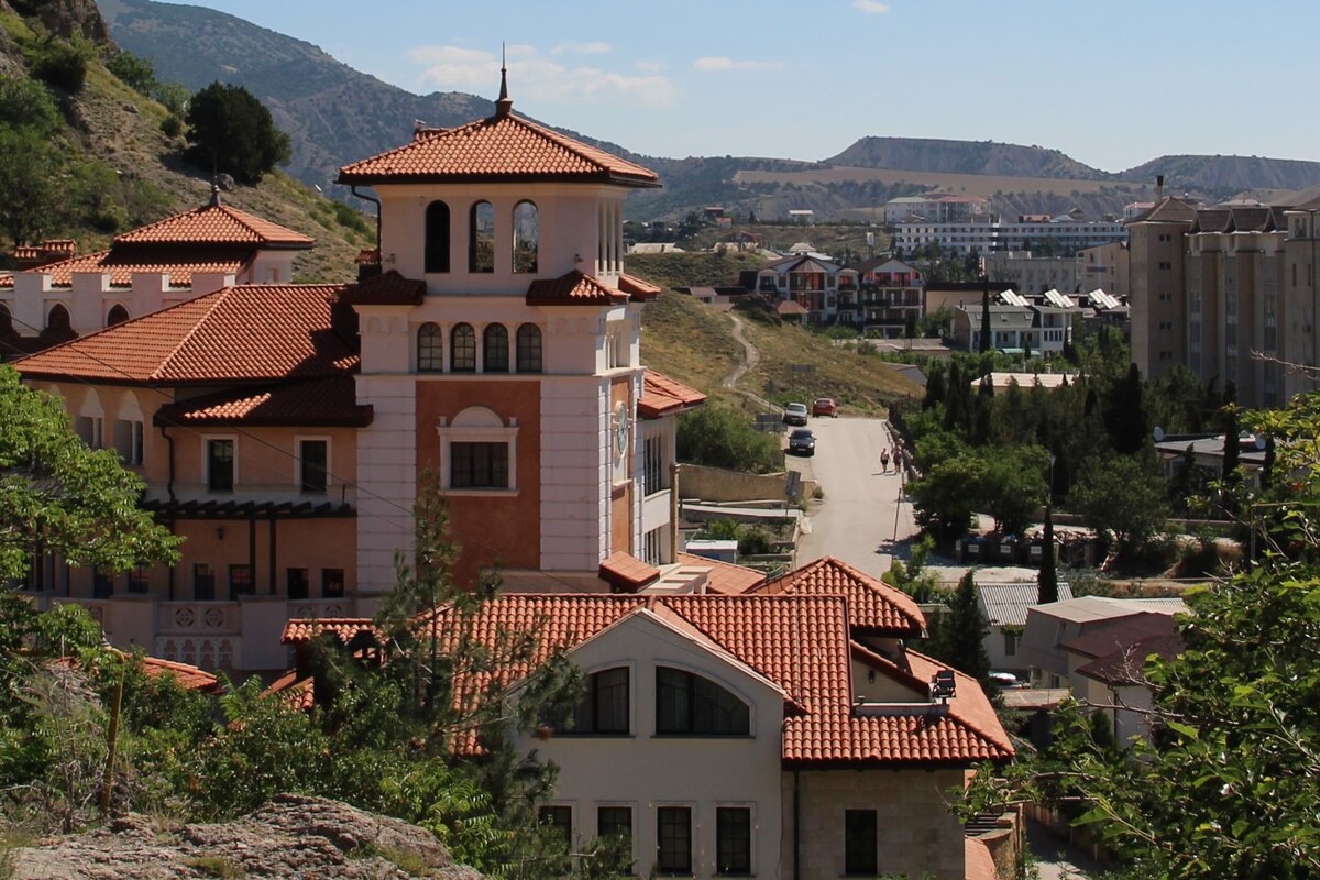 Отель "Солдайя" и начало улицы Морская