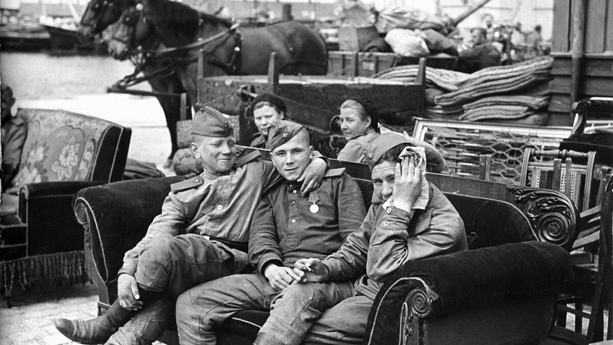 Советские солдаты в Германии 1945г.   —  источник: yablor.ru