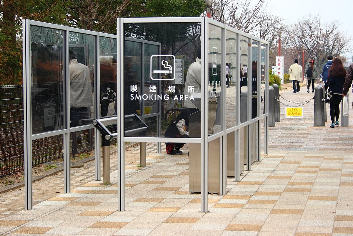 By Antti T. Nissinen from Finland - 20130102_IMG_3112, CC BY 2.0, https://commons.wikimedia.org/w/index.php?curid=71571829. Место для курения, Япония. 2013