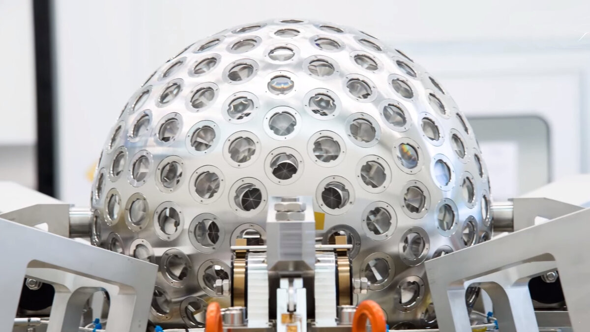  Спутник "LARES 2" во время подготовки к запуску, фото ИКА