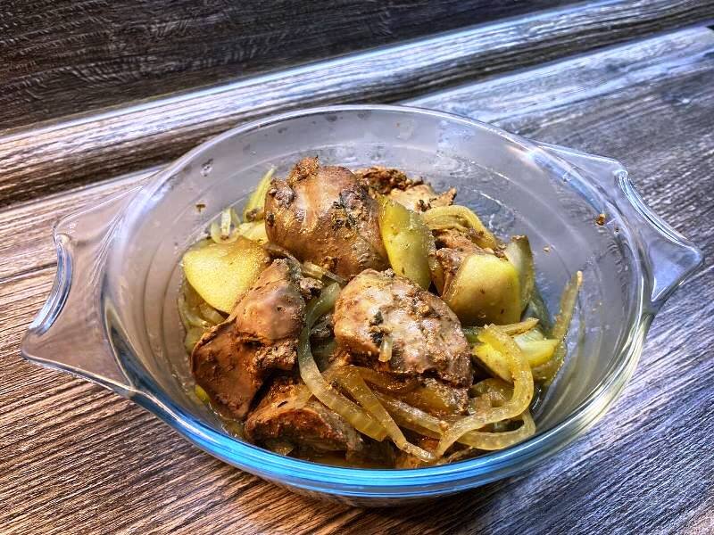 Куриная печень с зеленым яблоком