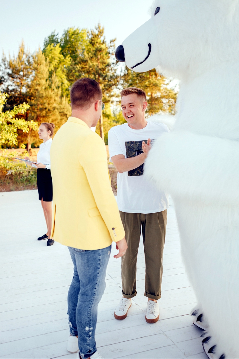 Белый мишка 2,5 метра встречает гостей перед свадебным торжеством  