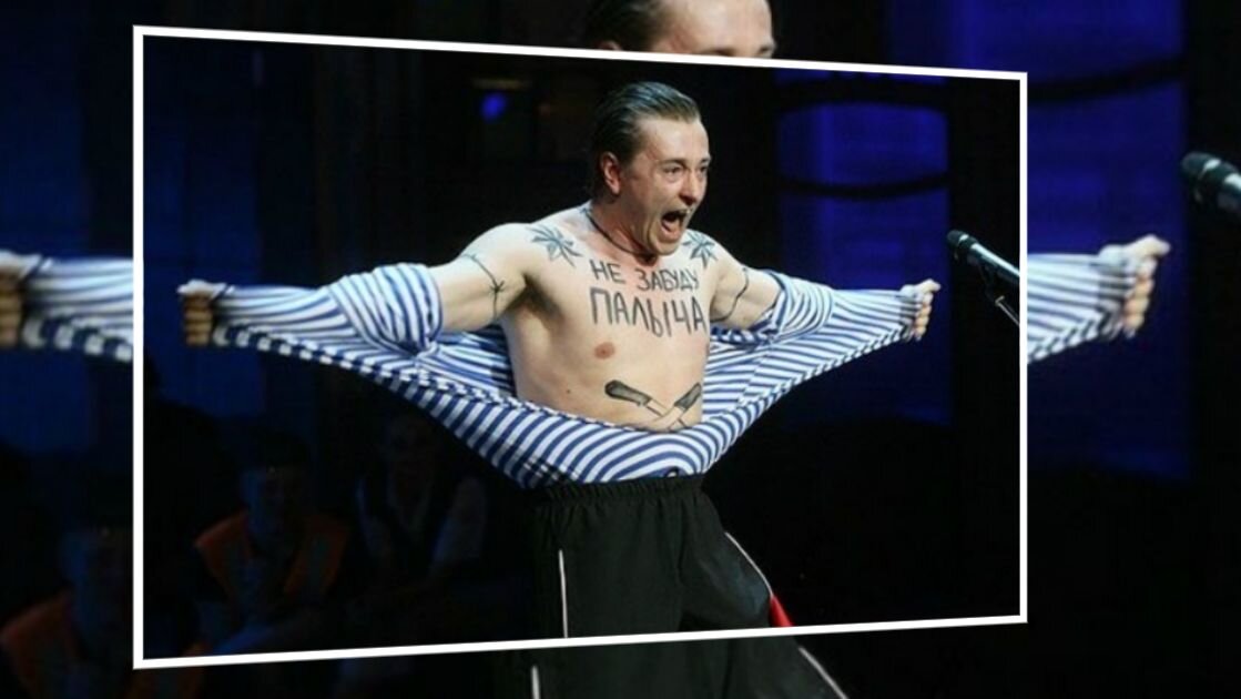 Еще этот приём называют «Рвать тельняшку на груди». Очень точно и образно// фото spark.ru