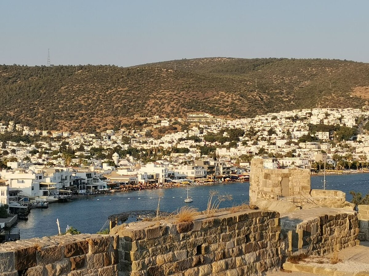 Я поехал в Бодрум. Там очень красиво выглядят, море🌊, природа🌿🍃, здания ⛪. Советую вам поехать туда с ребëнком но в Бодруме он может устать. 