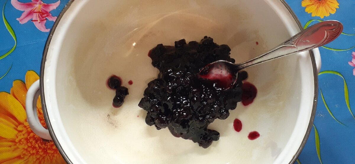 И заливаем теплой или горячей водой (я залила где то 800мл), можно добавить сахар или ванильный сахар (по вкусу).