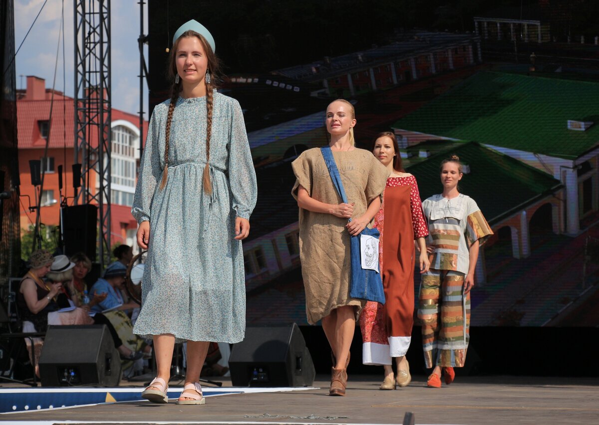 Анастасия Иванова и модели, демонстрирующие коллекцию на Форуме древних городов