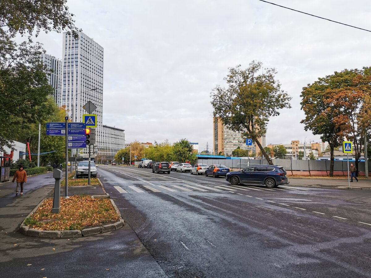 Улица Бочкова у проезда Ольминского, вид в сторону улицы Годовикова. Справа, за забором, располагается филиал "Северо-Восточный" ГУП "Мосгортранс", бывший 6-й троллейбусный парк, ныне парк электробусов.