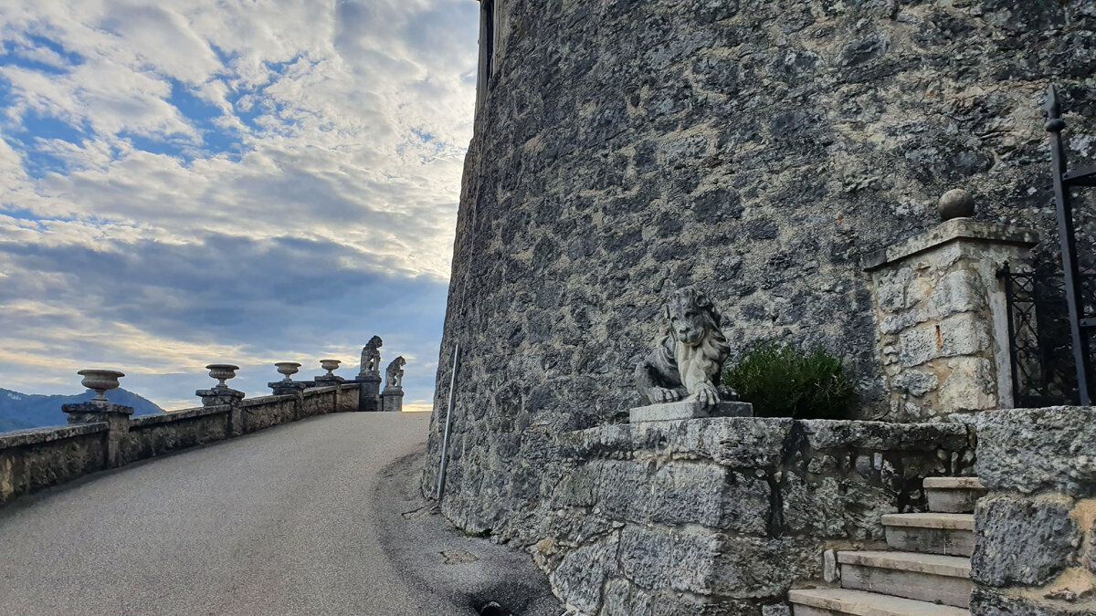 Мне очень нравятся эти каменные львы, которые установлены по всей территории замка