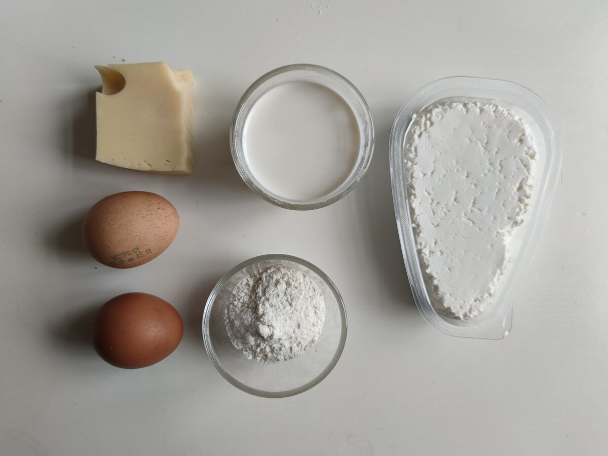 Ингредиенты: творог 100 гр, 2 яйца, сыр 200 гр, кефир 100 мл, мука 30 гр, разрыхлитель 5 гр, соль по вкусу