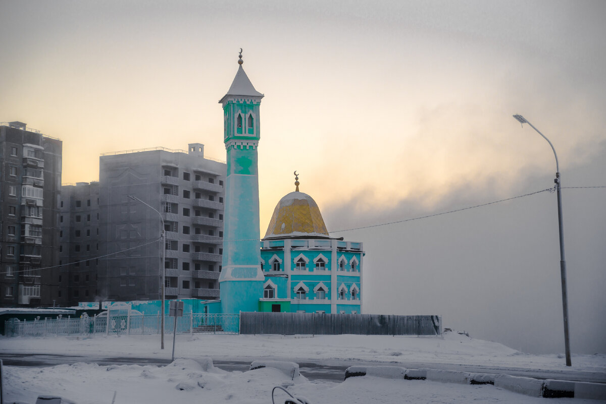 Нурд-Камаль Норильск. Мечеть Нурд Камаль в Норильске. Мечеть Нурд-Камал под северным сиянием.