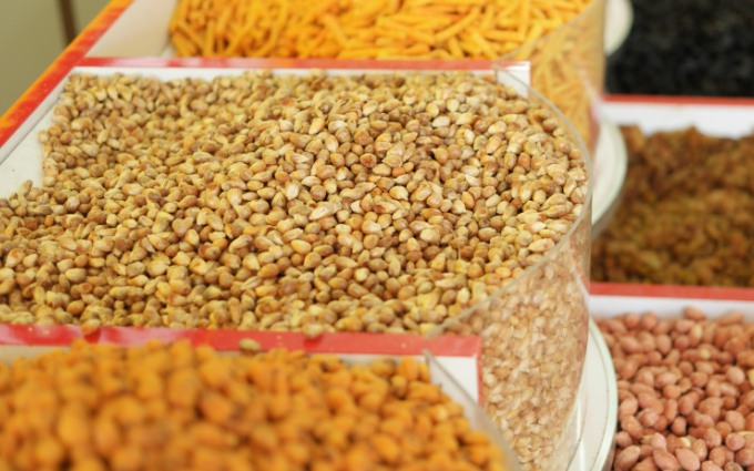 В новом исследовании изучалась способность белков в обычных продуктах питания обеспечивать защиту от SARS-CoV-2. Исследователи обнаружили, что антитела, связывающие SARS-CoV-2, также могут связываться с белками в определенных продуктах питания, вирусами, вакцинами и обычными бактериями. Результаты показывают, что воздействие таких агентов может дать некоторый защитный иммунитет к Covid-19, но для подтверждения этого необходимы дальнейшие исследования.