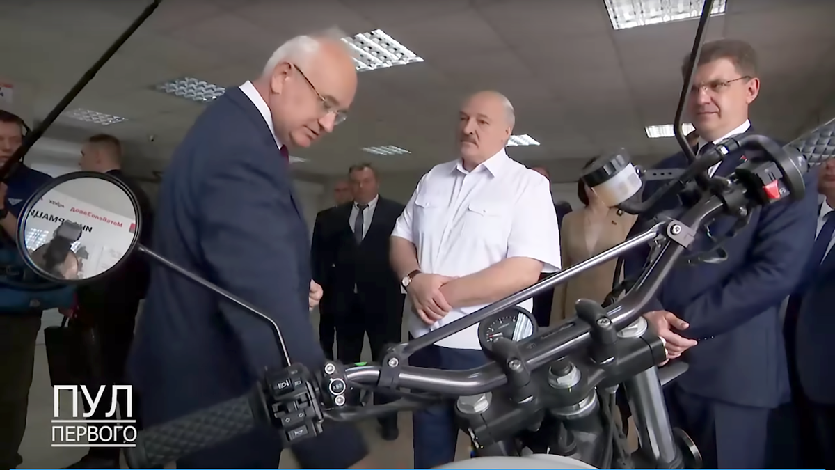 Лукашенко показывают новый мотоцикл «Минск»:
—Что тут своё?
—Своё?.. Дизайн...