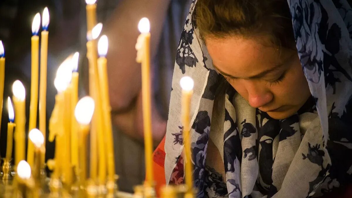 Каждый верующий человек должен обращаться к Высшим силам с молитвой. Фото: pxhere.com 