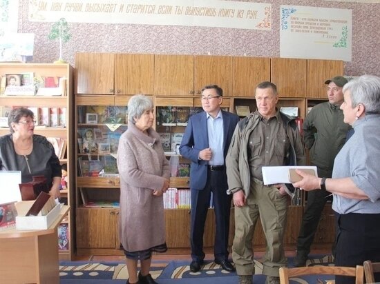     В центре Игорь Зураев, Юрий Трутнев. Фото: Tg-канал "Полпред ДФО" (18+)