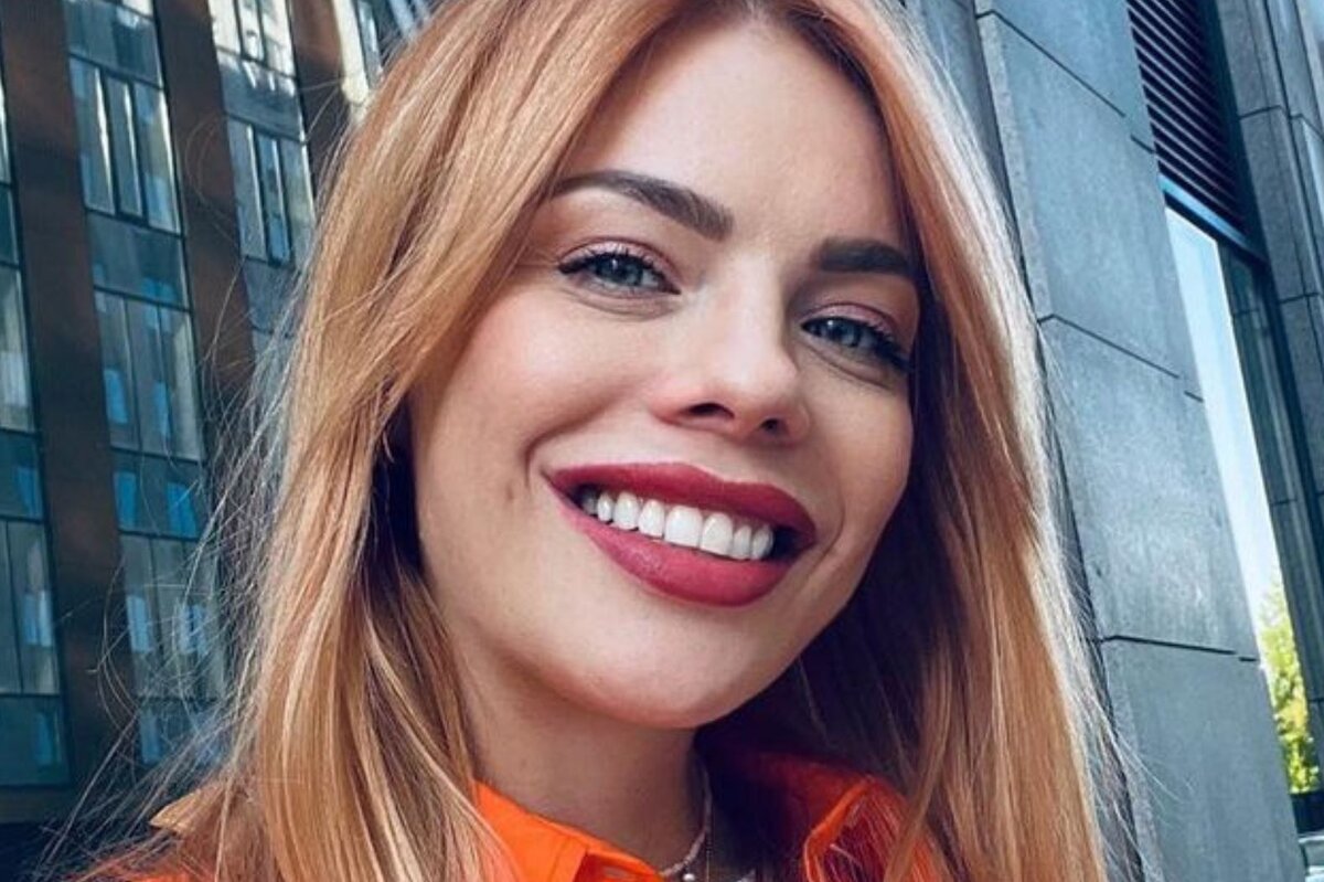     Похудевшая звезда в мини на комоде: Анастасия Стоцкая в честь 40-летия показала пикантное фото