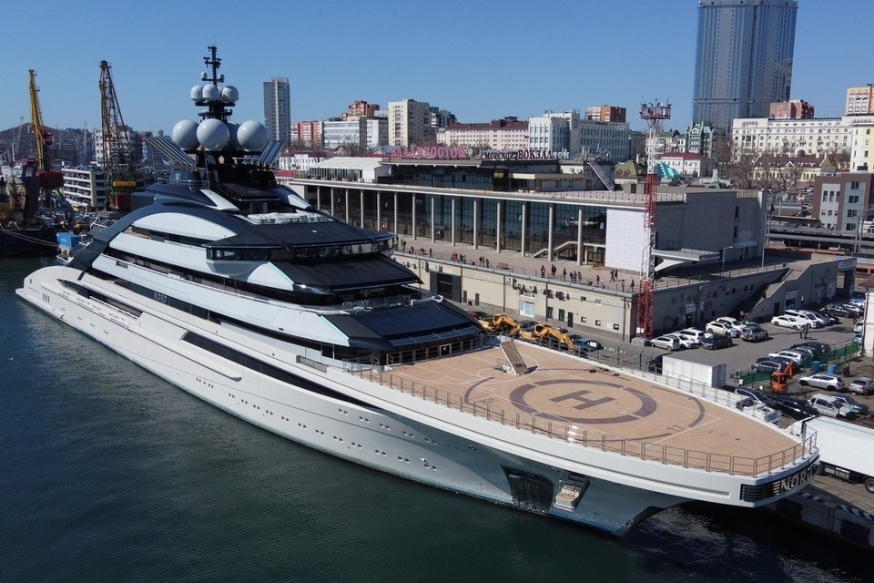 Гигантская яхта череповецкого олигарха  фото cherepovec.bezformata.com