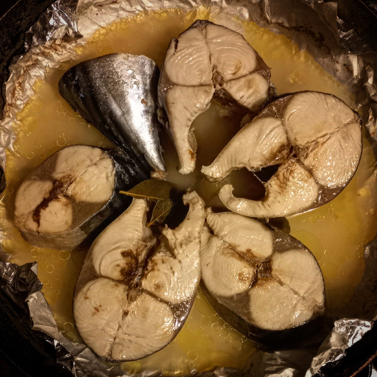 #geliafish или сезон Паламута в Турции. Сегодня взяла себя в ноги и несмотря на дождливую погоду поперлась пятикилометровый марш-бросок за рыбой. С первого сентября начался вылов, и рыбные лавки снова открылись. Пришла и народу аж на улице стоят çok kalabalık. Цены кусь кусь.... Спросила я: HAMSİ var mı? (Хамса есть у вас в магазине?)