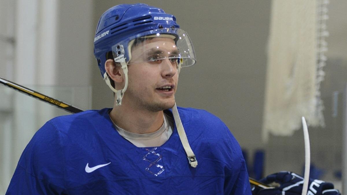    Хоккеист Константин Савенков:hcbarys.kz