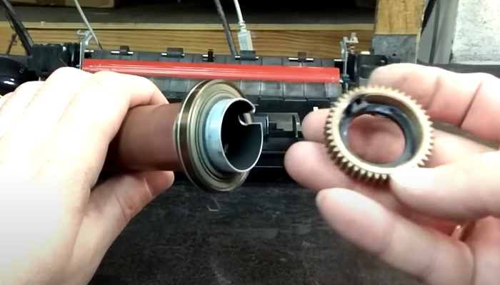 Фото 42. Аккуратно укладываем проводку в пазы