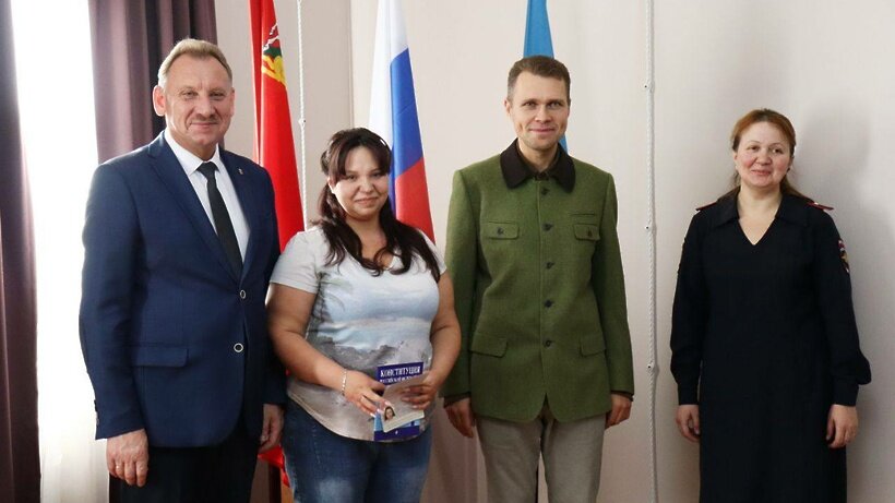    Депутат Государственной Думы Никита Чаплин вручает паспорта жителям ЛДНР в Зарайске ©Telegram-канал Депутата Государственной Думы Никиты Чаплина