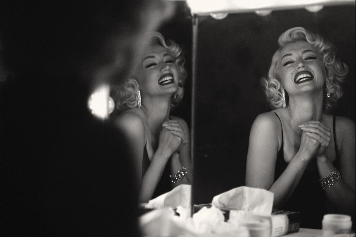 Кадр из фильма "Блондинка", 2022 г.