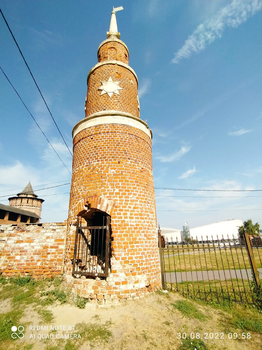 Такая вот милая башенка, полная битого кирпича внутри. Фото автора.